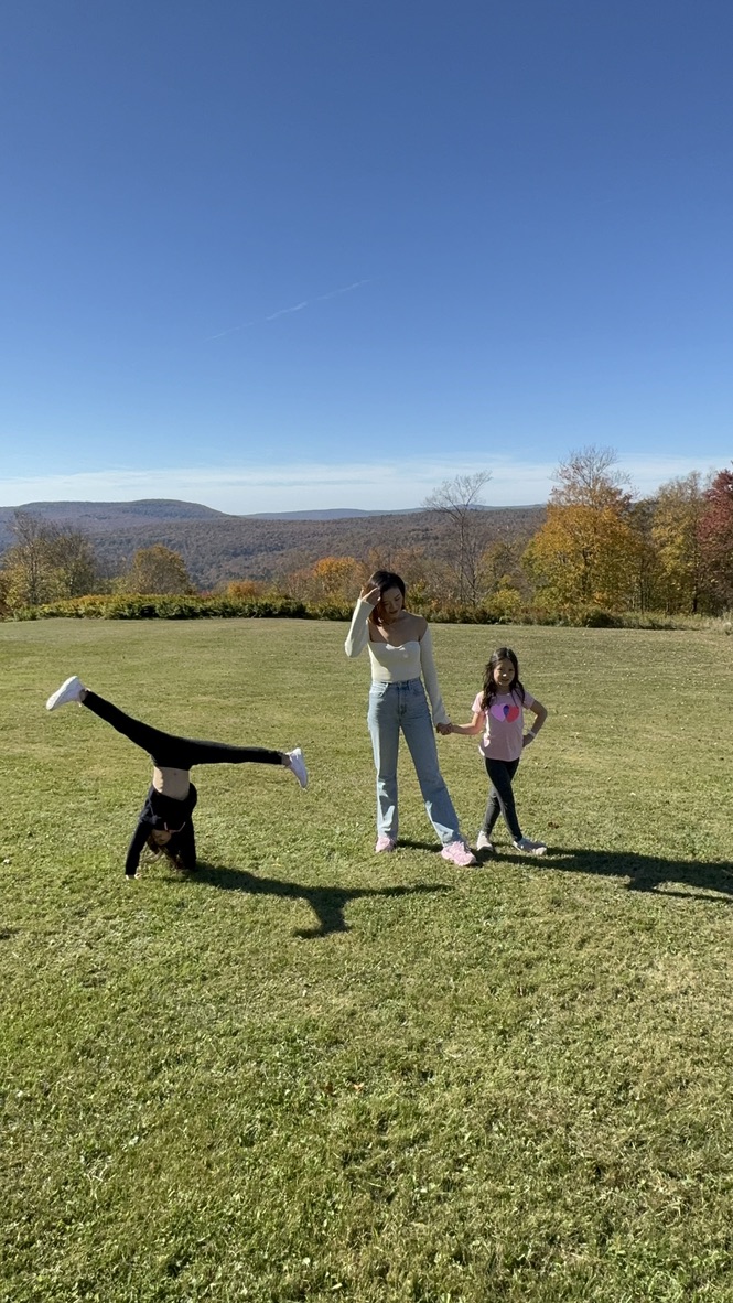 Wanchen with daughters