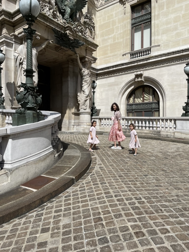 Wanchen with daughters at play